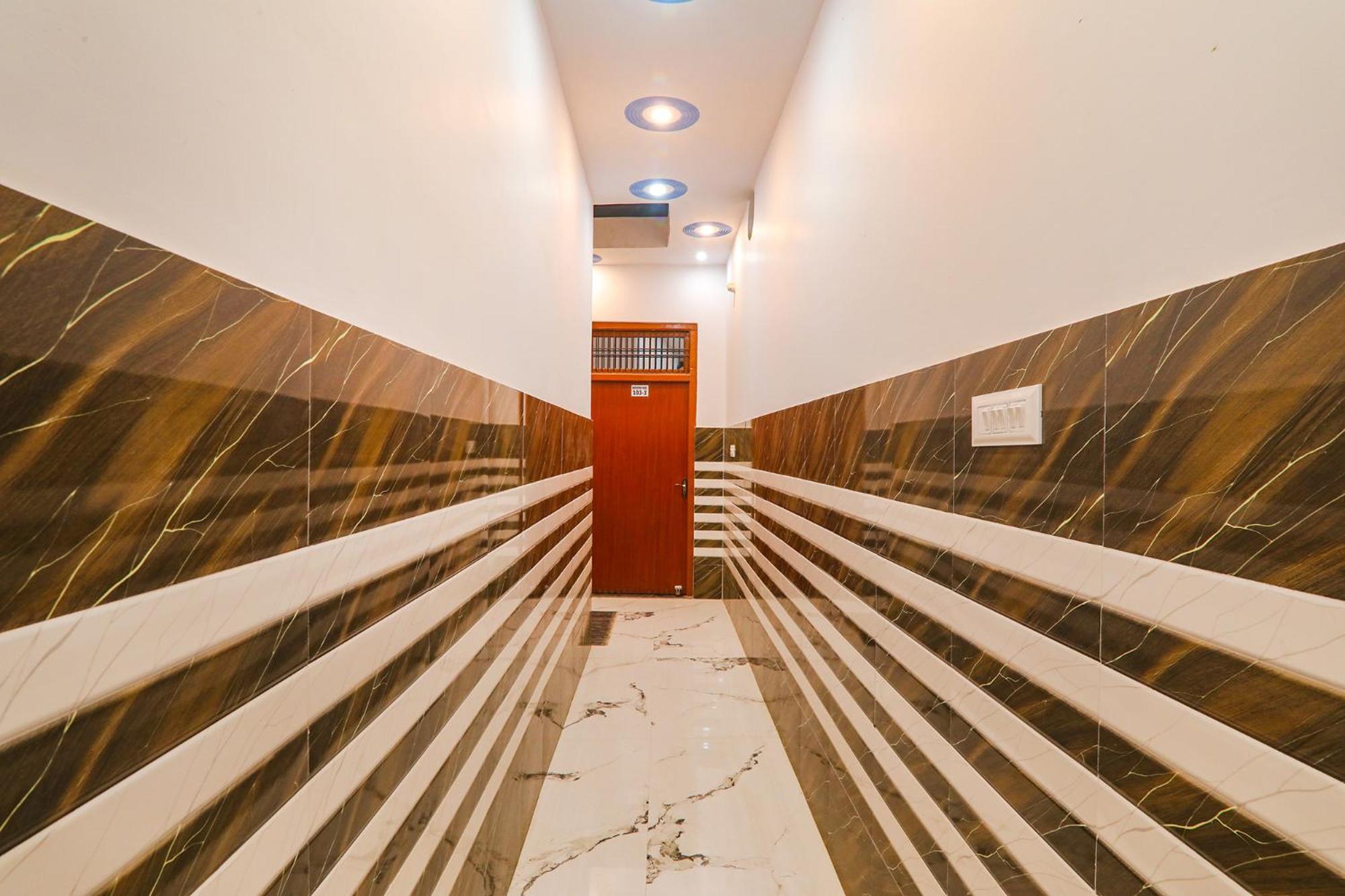Fabexpress Shree Siya Raman - 500M From Shri Ram Janam Bhumi Hotell Ayodhya Eksteriør bilde